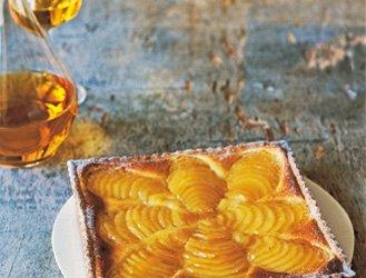 Pie with candied pears and prunes